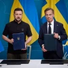 Tổng thống Ukraine Volodymyr Zelensky và Thủ tướng Thụy Điển Ulf Kristersson tại lễ ký kết thỏa thuận. (Nguồn: Telegram)