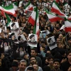 Người dân Iran đưa tiễn cố Tổng thống Ebrahim Raisi cùng đoàn tháp tùng tại Tehran. (Ảnh: THX/TTXVN)