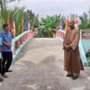 Thượng tọa Thích Định Hương trao đổi với người dân tham gia thực hiện công trình tại huyện Thạnh Trị, tỉnh Sóc Trăng tron. (Ảnh: Tuấn Phi/TTXVN)
