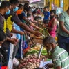 Người dân mua thực phẩm tại một khu chợ ở Colombo, Sri Lanka. (Ảnh: AFP/TTXVN)