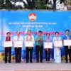 Tuyên dương, khen thưởng các tập thể có thành tích trong triển khai chương trình đỡ đầu sinh viên Lào, Campuchia đang học tập tại Thành phố Hồ Chí Minh. (Ảnh: Xuân Khu/TTXVN)