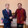 Bộ trưởng Quốc phòng Hàn Quốc Lee Jong-sup (trái) bắt tay Thủ tướng Malaysia Anwar Ibrahim trong cuộc gặp ở Langkawi, Malaysia ngày 24/5. (Nguồn: Yonhap)