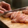Vi khuẩn Salmonella có trong nhiều thực phẩm tươi sống. (Ảnh: iStock)