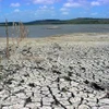 Lòng hồ chứa khô nứt nẻ do hạn hán kéo dài tại tỉnh Camaguey, Cuba. (Ảnh: AFP/TTXVN)