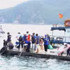 Thả các cá giống, hải sâm cát xuống biển vịnh Nha Trang. (Ảnh: Tiên Minh/TTXVN)