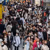 Người dân di chuyển trên đường phố thủ đô Tokyo, Nhật Bản ngày 5/4/2023. (Ảnh: AFP/TTXVN)