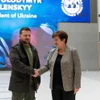 Tổng giám đốc IMF Kristalina Georgieva (phải) trong cuộc gặp với Tổng thống Ukraine Volodymyr Zelensky (trái) tại cuộc gặp ở Washington, DC, ngày 11/12/2023. (Ảnh: AFP/TTXVN)