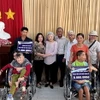 Hỗ trợ sinh kế và xe lăn cho các nạn nhân chất độc da cam/dioxin Sóc Trăng. (Nguồn: Báo Nhân dân)
