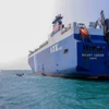 Tàu chở hàng Galaxy Leader (phải), bị lực lượng Houthi bắt giữ ngày 17/12, về tới cảng tỉnh Hodeida, ngoài khơi Biển Đỏ. (Ảnh: AFP/TTXVN)