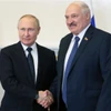 Tổng thống Nga Vladimir Putin (trái) và người đồng cấp Belarus Alexander Lukashenko tại cuộc gặp ở Saint Petersburg, ngày 25/6/2022. (Ảnh: AFP/TTXVN) 