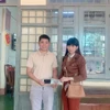 Anh Khánh trao trả tài sản nhặt được cho chị Vân. (Ảnh: TTXVN phát)