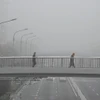 Sương mù bao phủ thủ đô Bắc Kinh, Trung Quốc. (Ảnh: AFP/TTXVN)