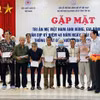 Trao tặng quà cho các gia đình liệt sỹ. (Ảnh: TTXVN phát)