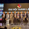 Chủ tịch Liên hiệp Hội người Việt tại CHLB Đức Nguyễn Văn Hiền (thứ ba, từ phải sang) cùng 7 Phó Chủ tịch. (Ảnh: Phương Hoa/TTXVN)