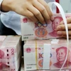 Đồng tiền mệnh giá 100 nhân dân tệ của Trung Quốc. (Ảnh: AFP/TTXVN)