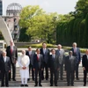 Thủ tướng Phạm Minh Chính cùng Trưởng đoàn các nước khách mời chụp ảnh chung trước Đài tưởng niệm Nạn nhân vụ nổ bom nguyên tử tại Công viên Tưởng niệm hòa bình Hiroshima. (Ảnh: Dương Giang/TTXVN)