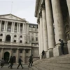 Quang cảnh bên ngoài trụ sở Ngân hàng Trung ương Anh (trái) ở London. (Ảnh: AFP/TTXVN)