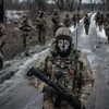 Quân nhân Ukraine tuần tra quanh căn cứ quân sự ở vùng Donetsk tháng 2/2023. (Ảnh: AFP/TTXVN)