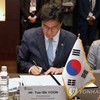 Tổng cục trưởng Tổng cục Hải quan Hàn Quốc Yoon Tae-sik ký Tuyên bố chung về Hợp tác hải quan trong kiểm soát ma túy ở khu vực châu Á-Thái Bình Dương tại Seoul vào ngày 27/4. (Nguồn: Yonhap)