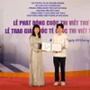 Ban tổ chức trao Giải Khuyến khích quốc tế cuộc thi viết thư quốc tế UPU lần thứ 51 (2022) cho em Nguyễn Bình Nguyên, học sinh lớp 9A1, trường THCS Nguyễn Tri Phương, quận Ba Đình, thành phố Hà Nội. (Ảnh: Lê Ngọc Phước/TTXVN)