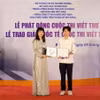 Ban tổ chức trao Giải Khuyến khích quốc tế cuộc thi viết thư quốc tế UPU lần thứ 51 (2022) cho em Nguyễn Bình Nguyên, học sinh lớp 9A1, trường THCS Nguyễn Tri Phương, quận Ba Đình, thành phố Hà Nội. (Ảnh: Lê Ngọc Phước/TTXVN)