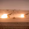 Hệ thống tên lửa pháo binh cơ động cao (HIMARS) của Mỹ khai hỏa trong một cuộc tập trận. (Ảnh: AFP/TTXVN)