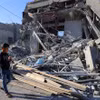 Một đứa trẻ bước qua đống đổ nát do cuộc xung đột Israel-Hamas tại thành phố Khan Younis, Dải Gaza, ngày 17/11/2023. (Ảnh: THX/TTXVN)