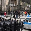 Cảnh sát tuần tra lối vào Nhà thờ Cologne trước Thánh lễ đêm Giáng sinh, ở Cologne, Đức, sáng 24/12. (Ảnh: AP)