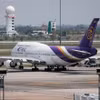 Máy bay của hãng hàng không Thai Airways tại sân bay Suvarnabhumi ở Bangkok, Thái Lan. (Ảnh: AFP/TTXVN)