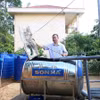 Học sinh Trường phổ thông dân tộc bán trú tiểu học Tả Gia Khâu, huyện Mường Khương tận dụng nước mưa để dùng trong sinh hoạt cá nhân hàng ngày. (Ảnh: Quốc Khánh/TTXVN)