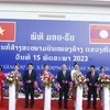 Các quan chức hai nước Lào-Việt Nam cắt băng đưa vào sử dụng sân bay Nong Khang. (Ảnh: Phạm Kiên/TTXVN) 