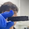 Da điện tử dạng gel mềm có hình dạng giống miếng băng dính. (Nguồn: China News)