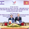Bộ trưởng Bộ KH&CN Việt Nam Huỳnh Thành Đạt và Bộ trưởng Bộ Kinh tế và Công nghiệp Israel Nir Barkat ký kết Biên bản Kỳ họp lần 3 của Uỷ ban liên Chính phủ Việt Nam - Israel. (Ảnh: VGP)
