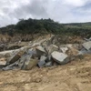 Nhiều khối đá lớn còn nằm ngổn ngang tại khu vực mỏ. (Ảnh: TTXVN phát)