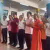 Kiều bào tại Udon Thani dâng hương giỗ Tổ Hùng Vương. (Ảnh: TTXVN phát)