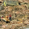 Lực lượng cứu hộ tìm kiếm người mất tích tại hiện trường vụ vỡ đập hồ chứa chất thải khoáng sản ở Minas Gerais, Brazil. (Ảnh: THX/TTXVN)