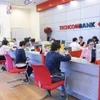 Khách hàng giao dịch tại Techcombank. (Ảnh: PV/Vietnam+)