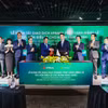 Đại diện lãnh đạo hai ngân hàng trao đổi văn kiện chứng nhận hoàn tất thương vụ phát hành cổ phiếu riêng lẻ. (Ảnh: PV/Vietnam+)
