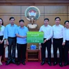 Ông Hồng Quang - thành viên HĐQT Vietcombank (thứ 4 từ phải sang) trao cho đồng chí Phạm Anh Tuấn - Phó Chủ tịch Ủy ban Mặt trận Tổ quốc Việt Nam thành phố Hà Nội (thứ 4 từ trái sang) biển tượng trưng số tiền 1 tỷ đồng hỗ trợ các gia đình và nạn nhân bị t
