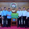 Ông Hồng Quang - thành viên HĐQT Vietcombank (thứ 4 từ phải sang) trao cho đồng chí Phạm Anh Tuấn - Phó Chủ tịch Ủy ban Mặt trận Tổ quốc Việt Nam thành phố Hà Nội (thứ 4 từ trái sang) biển tượng trưng số tiền 1 tỷ đồng hỗ trợ các gia đình và nạn nhân bị t