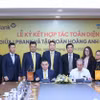 Ông Hồ Nam Tiến - Phó Chủ tịch HĐQT - Tổng Giám đốc LPBank (bên trái) và ông Đoàn Nguyên Đức - Chủ tịch HĐQT HAGL Group (bên phải) thực hiện ký kết hợp tác. (Ảnh: PV/Vietnam+)