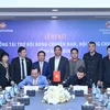 Lãnh đạo hai bên tham gia ký kết. (Ảnh: Vietnam+)