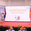 Thống đốc Ngân hàng Trung ương Việt Nam và Campuchia thực hiện nghi lễ ra mắt dịch vụ thanh toán xuyên biên giới sử dụng QR Code. (Ảnh: PV/Vietnam+)