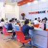 Khách hàng giao dịch tại Techcombank. (Ảnh: PV/Vietnam+)