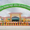 Đại diện Bộ ngành Trung ương và địa phương cùng nhà trường, đơn vị tài trợ thực hiện nghi lễ cắt băng khánh thành. (Ảnh: Vietnam+)