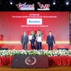 Đại diện Sacombank, ông Trần Anh Việt – Giám đốc khu vực thành phố Hà Nội nhận giải thưởng. (Ảnh: Vietnam+)