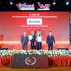 Đại diện Sacombank, ông Trần Anh Việt – Giám đốc khu vực thành phố Hà Nội nhận giải thưởng. (Ảnh: Vietnam+)