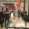 Khách hàng giao dịch vàng tại doanh nghiệp. (Ảnh: PV/Vietnam+)