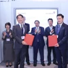 Ông Lê Duy Hải - Phó Tổng Giám đốc VietinBank và ông Daisuke Nishiyama - Giám đốc Điều hành, Trưởng Bộ phận Phát triển bền vững MUFG trao bản MOU dưới sự chứng kiến của Thủ tướng Chính phủ Phạm Minh Chính. (Ảnh: PV/Vietnam+)