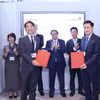 Ông Lê Duy Hải - Phó Tổng Giám đốc VietinBank và ông Daisuke Nishiyama - Giám đốc Điều hành, Trưởng Bộ phận Phát triển bền vững MUFG trao bản MOU dưới sự chứng kiến của Thủ tướng Chính phủ Phạm Minh Chính. (Ảnh: PV/Vietnam+)